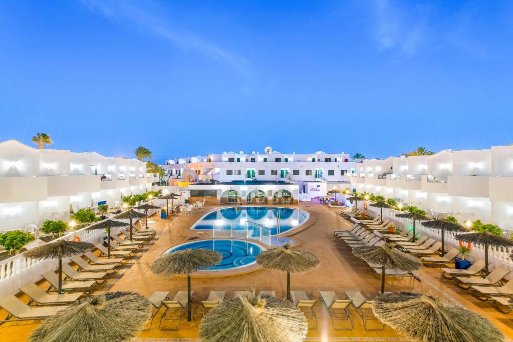 卡门港拉斯阿德尔法斯酒店的享有度假村的空中景致,配有椅子和遮阳伞