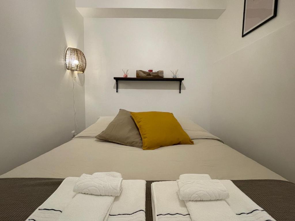 奥祖瓦尔-拉费里耶尔Grand studio tout équipé proche Paris & Disneyland的一间卧室配有一张床,上面有两条毛巾