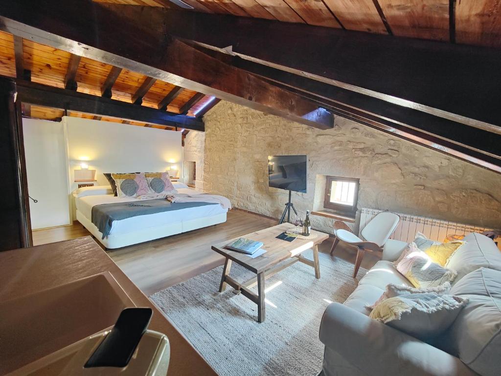 萨马涅戈Casa Rural La Molinera Etxea的一间卧室设有一张床和一间客厅。