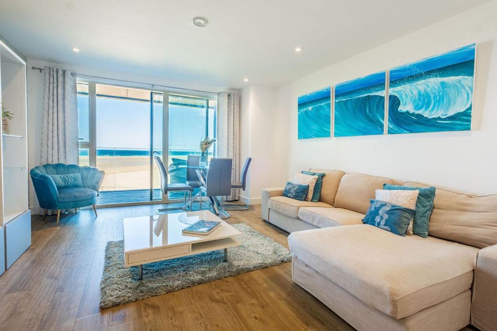 佩伦波斯Luxury beach apartment的客厅配有沙发和桌子