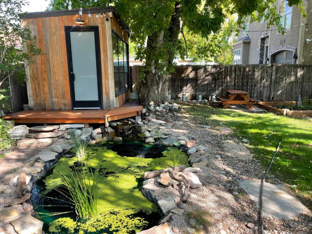 盐湖城3BD HOME Downtown SLC - Hot Tub - SAUNA-fast wifi的一座小房子,在院子里有池塘