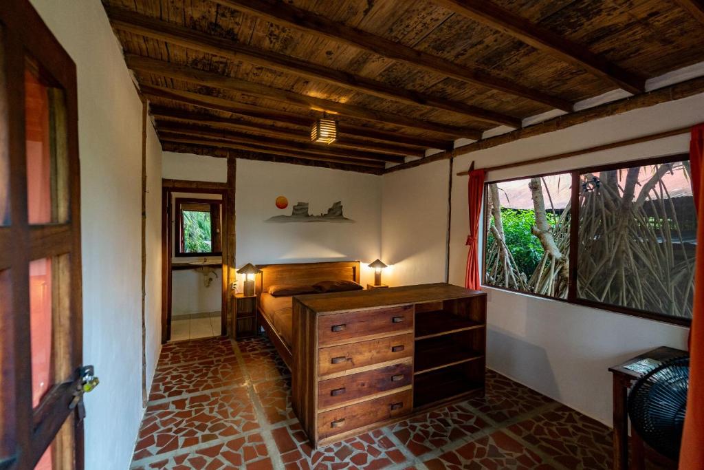 阿亚姆佩Suites La Tortuga的一间卧室设有木制梳妆台和窗户。
