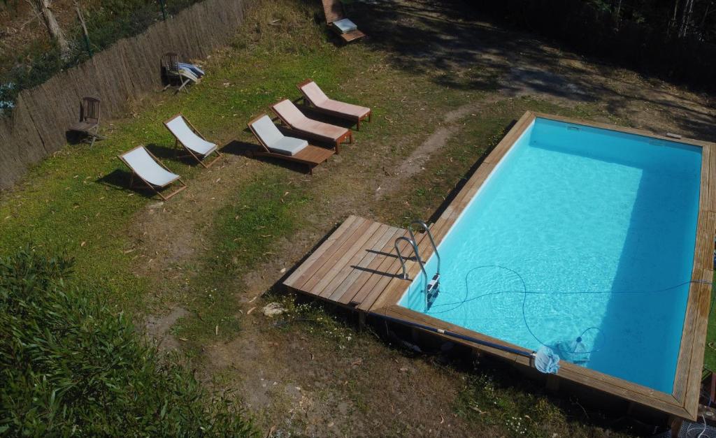 波尔图RiverHouse - Near River - Near Ocean - Near Porto的享有带躺椅的游泳池的顶部景致