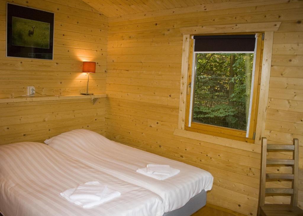 Lodges Veluwse Poort客房内的一张或多张床位