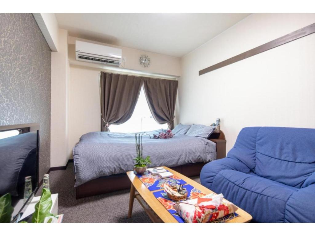 京都cozy house - Vacation STAY 13159的客房设有床、沙发和桌子。