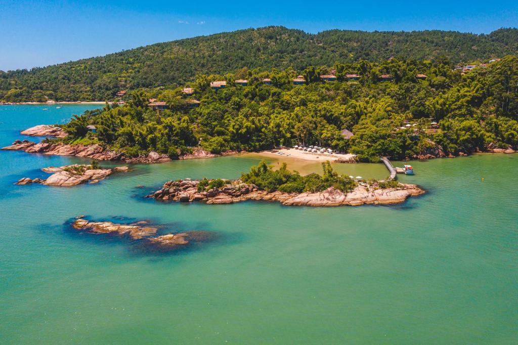 塞尔苏拉穆斯州长镇Ponta dos Ganchos Exclusive Resort的水面上岛屿的空中景观