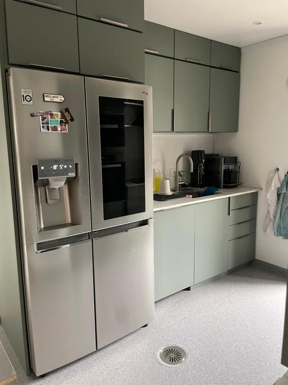 托尔斯港Nice apartment in the middel of Tórshavn的厨房配有白色橱柜和冰箱。