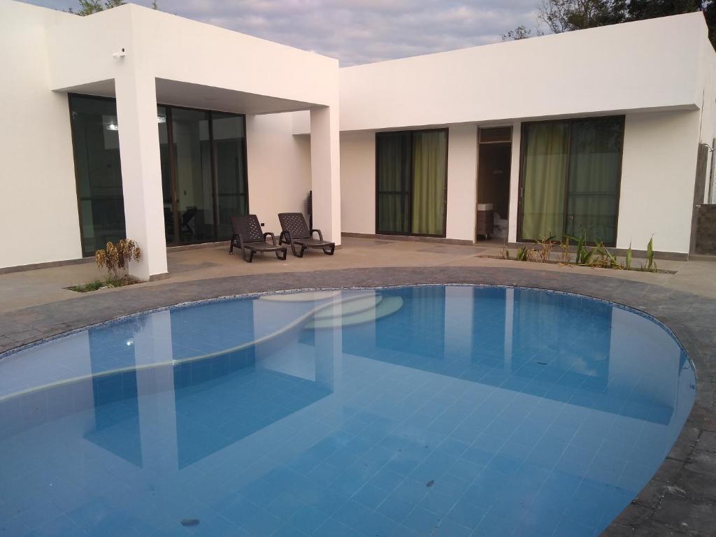 吉拉尔多特VILLA SAMARI 2 Casa campestre con piscina privada的大楼前的大型蓝色游泳池