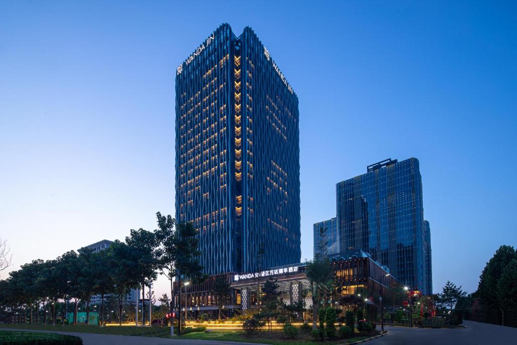 定州定州香江万达锦华酒店的夜晚在城市的高楼