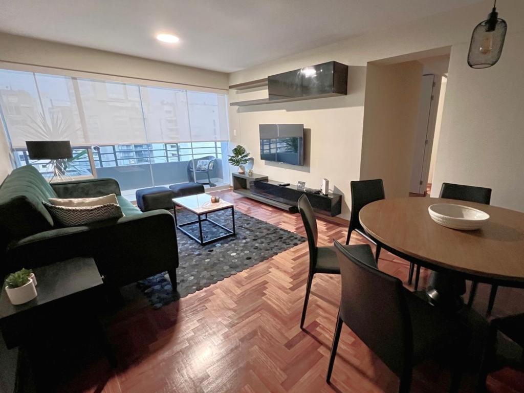 利马MLA apartments - Alcanfores的客厅配有桌子和沙发