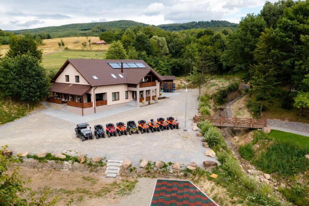LupeniTransylvanian Relax House的一群骑摩托车的人在房子前的空中景色