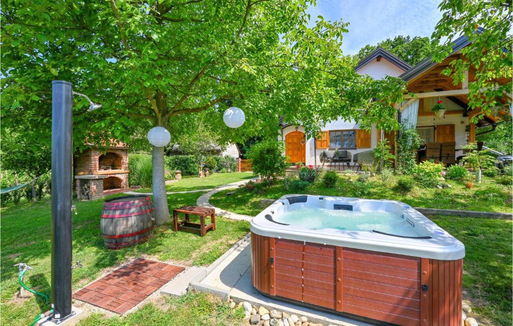 JalžabetPet Friendly Home In Jalzabet With Jacuzzi的房屋的院子内的热水浴池