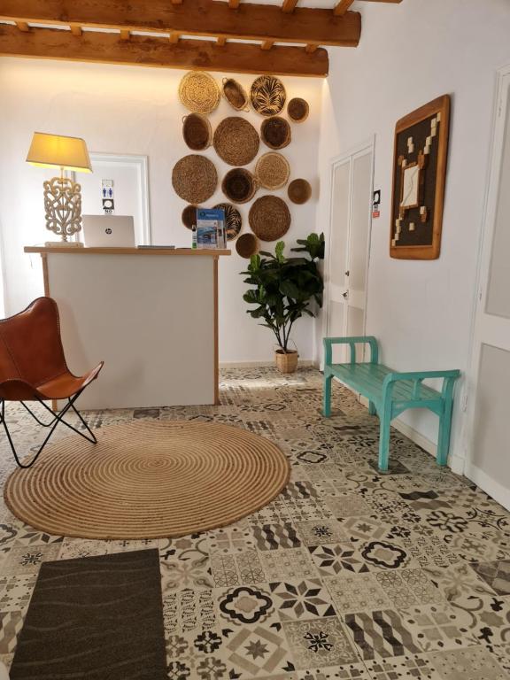 马翁Habitaciones Casa de Campo Daymipaz的客厅配有桌子、椅子和地毯。