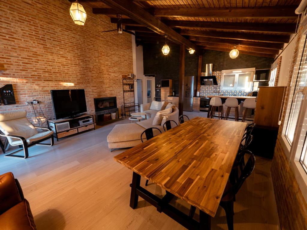 NavamorcuendeCasa Rural La Molina 4*的客厅配有木桌和椅子