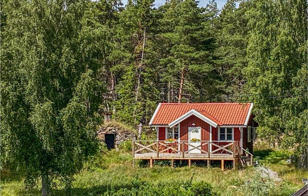 Stunning Home In Vikbolandet With Wifi And 2 Bedrooms的森林中间的红色小屋