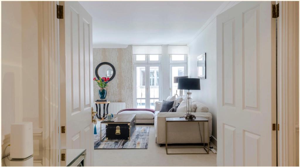 伦敦Maddox House的白色的客房配有床和镜子