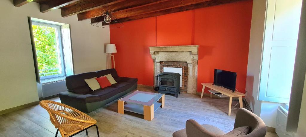 SevremontJoli gîte chez Paulette à 10 min du Puy du Fou的带沙发和壁炉的客厅