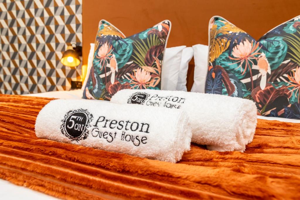 东伦敦5th On Preston Guest House的床上有一堆毛巾