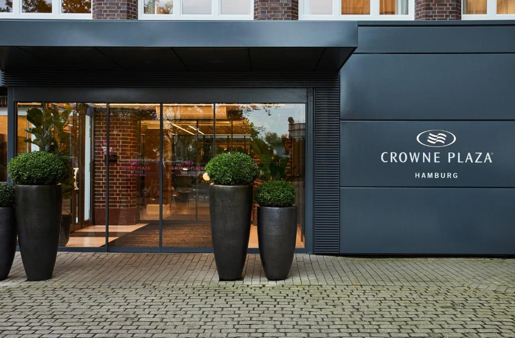 汉堡Crowne Plaza Hamburg-City Alster, an IHG Hotel的前面有盆栽植物的商店