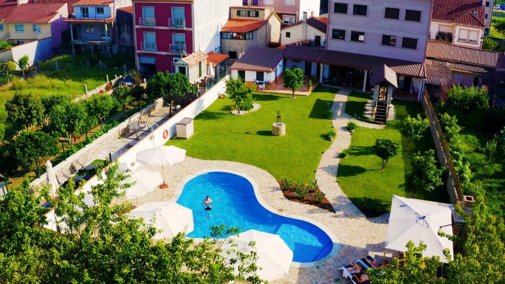 卡尔达斯·德·雷斯Villa Galicia的后院的空中景观,设有游泳池