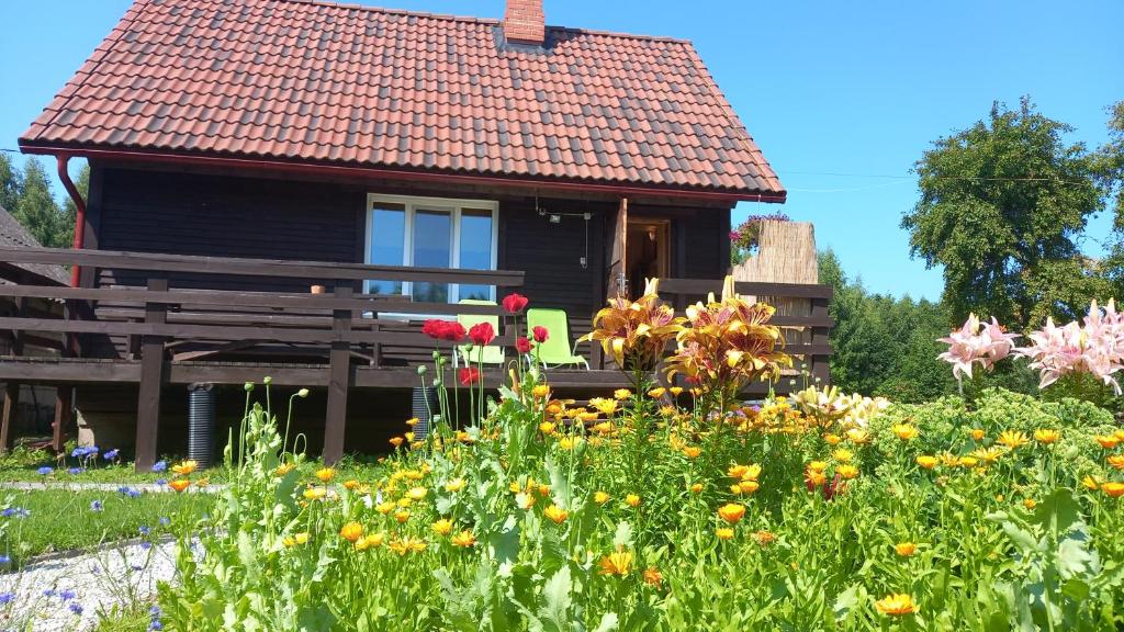 KoldamäeRaja Country House的一座房子,前面有一个种着鲜花的花园