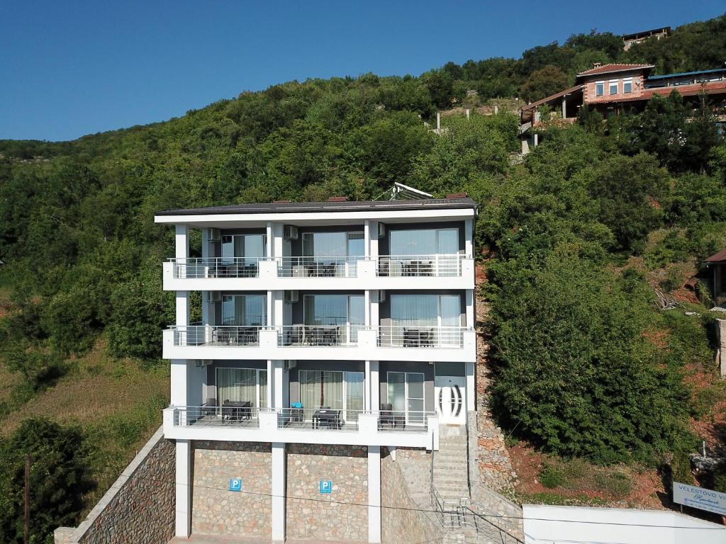 奥赫里德Velestovo View Apartments的山边的建筑