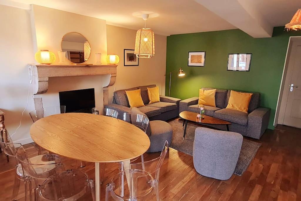 皮利尼蒙特拉谢Maison de charme - Au coeur de Puligny-Montrachet的客厅配有沙发和桌子