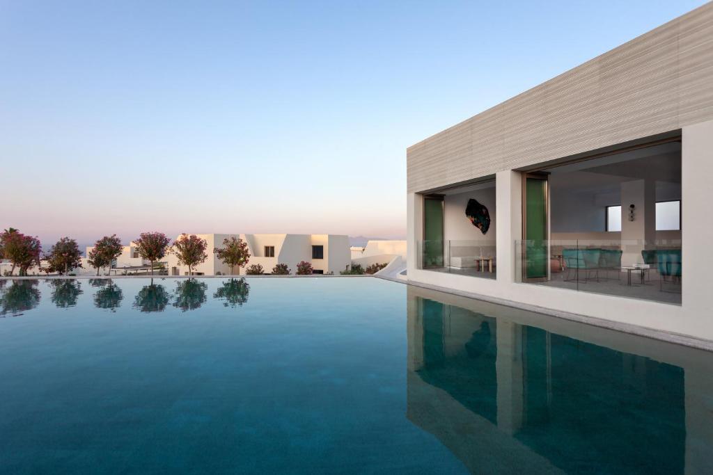 梅萨雷亚Noūs Santorini的 ⁇ 染房子中的游泳池