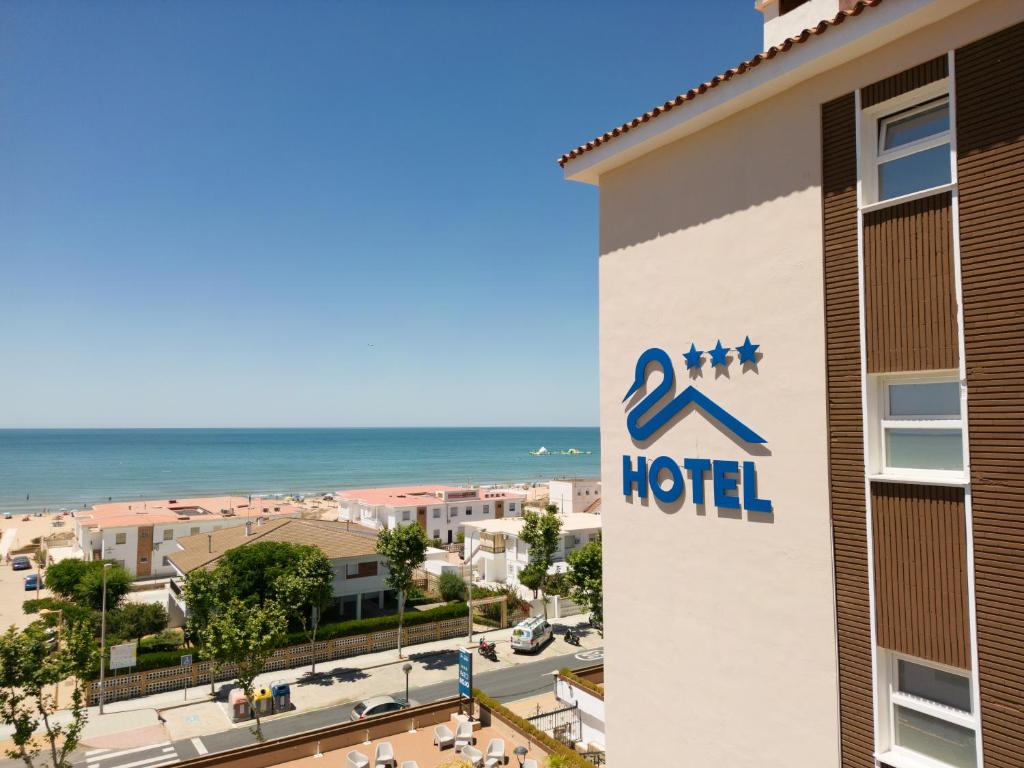 蓬塔翁布里亚帕托罗霍酒店的背景中带有海洋的酒店标志