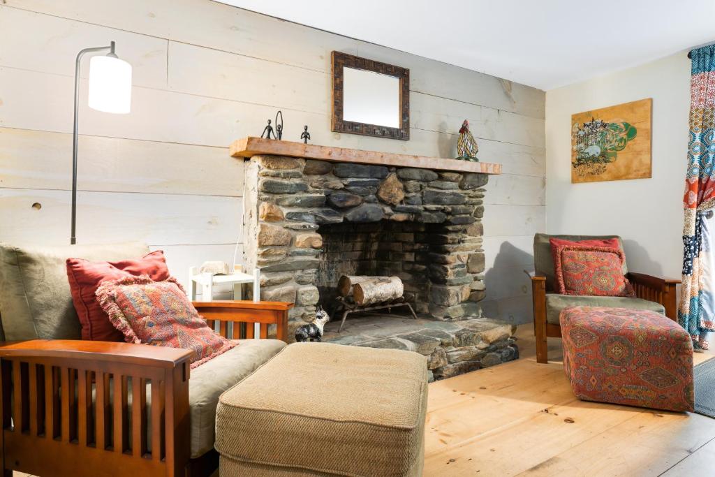 DoverWhites Hill Ski Retreat的一间带石头壁炉的客厅