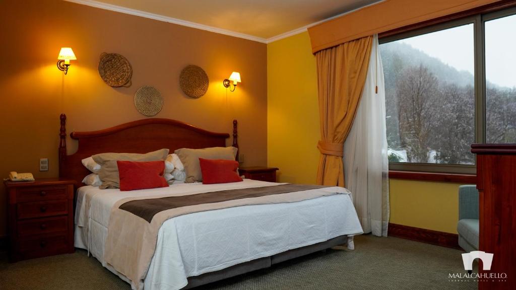 Malalcahuello Thermal Hotel & Spa客房内的一张或多张床位