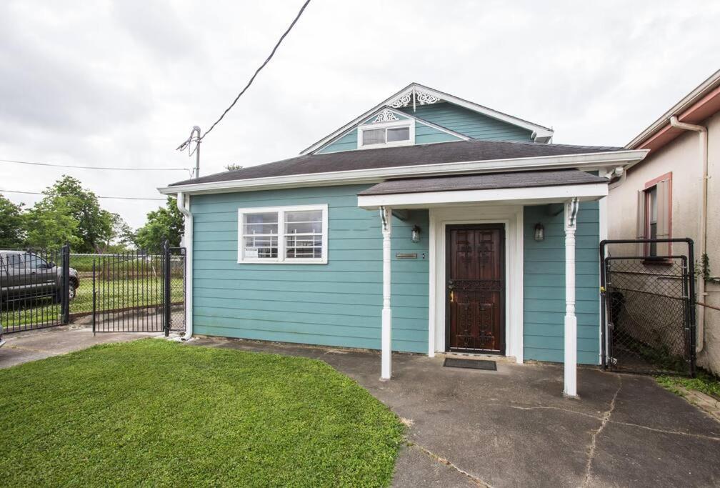新奥尔良Big Easy Charmer License #23-OSTR-12410的院子里有门的蓝色房子