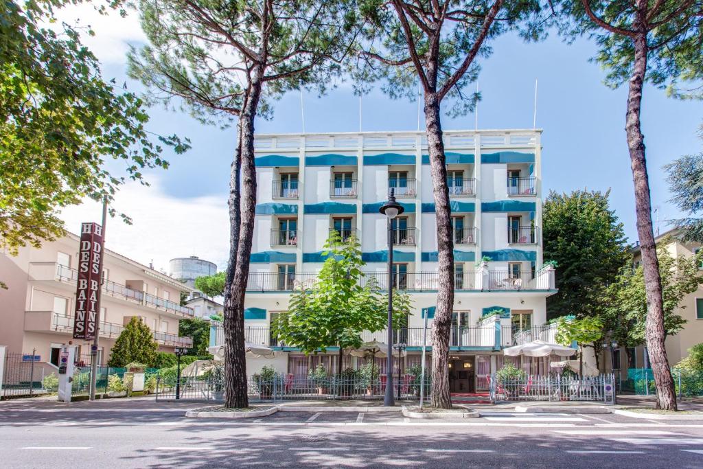 切塞纳蒂科Hotel Residence Des Bains的前面有树木的建筑