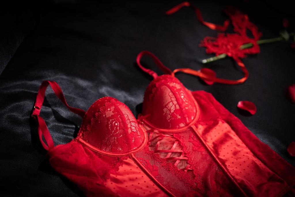 L'écrin des secrets的睡床上一双红色的鞋子