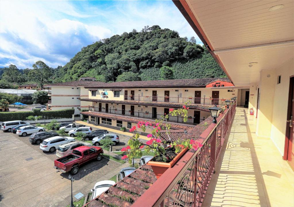 下博克特德里奥山谷酒店的享有酒店及停车场的正面景色