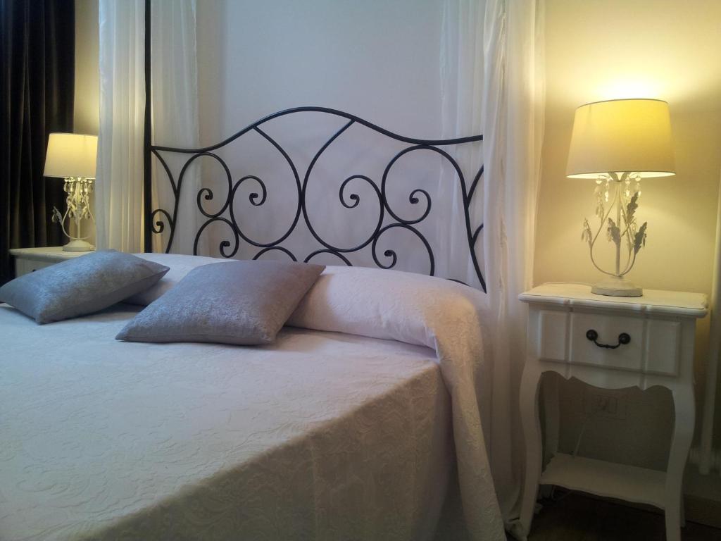 马格拉亲爱的威尼斯住宿加早餐旅馆的一间卧室配有一张床和两张带台灯的桌子。