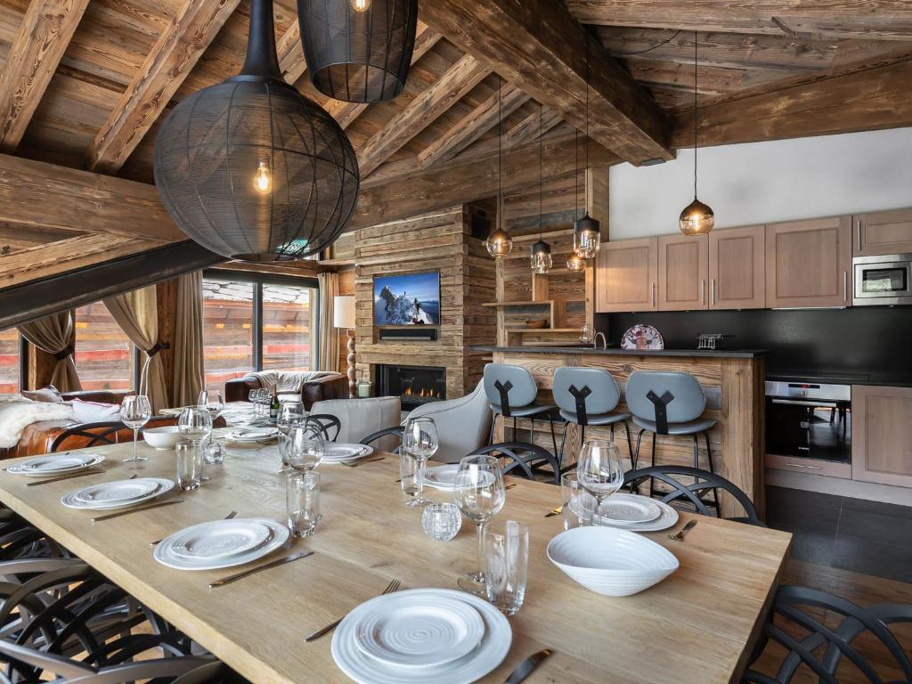 Chalet Val-d'Isère, 5 pièces, 10 personnes - FR-1-567-34餐厅或其他用餐的地方