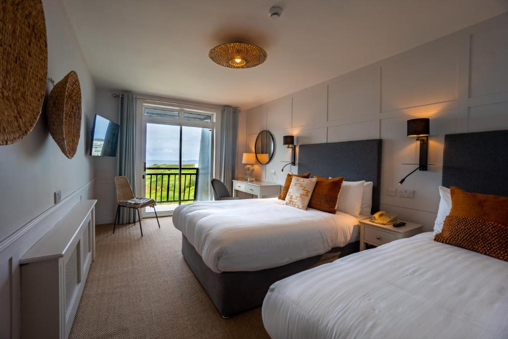 巴利巴宁克利夫豪斯酒店的酒店客房设有两张床和一个阳台。