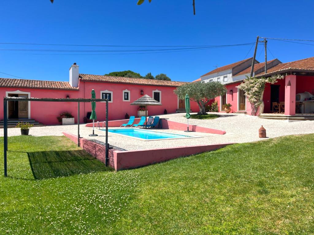 CarvalhaisCasa do Lagar - Villa com piscina的庭院中带游泳池的房子
