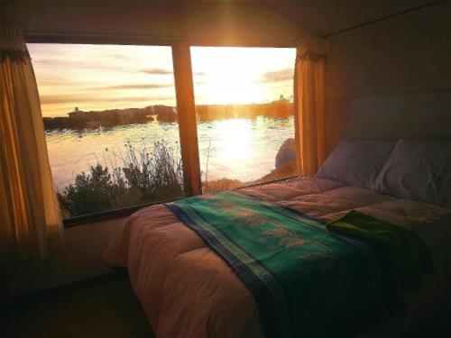 普诺CHUYPAS DEL TITICACA的一间卧室设有水景窗户