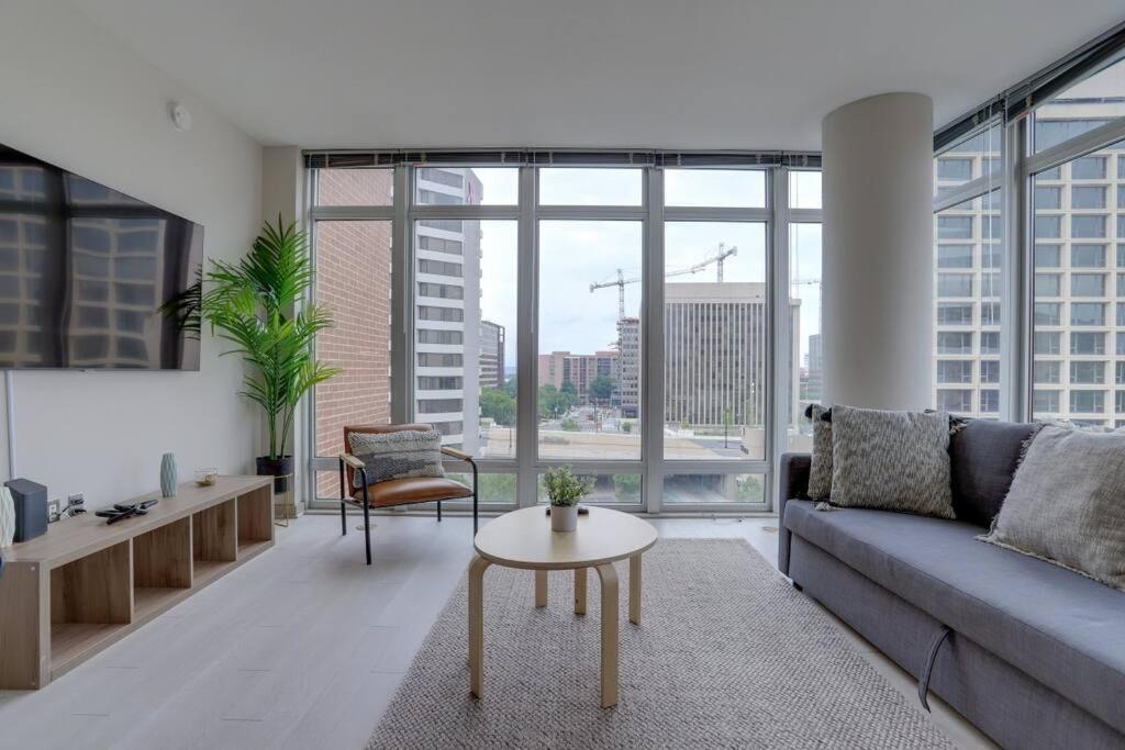 Stunning City view - Condo at Crystal City with Rooftop的休息区