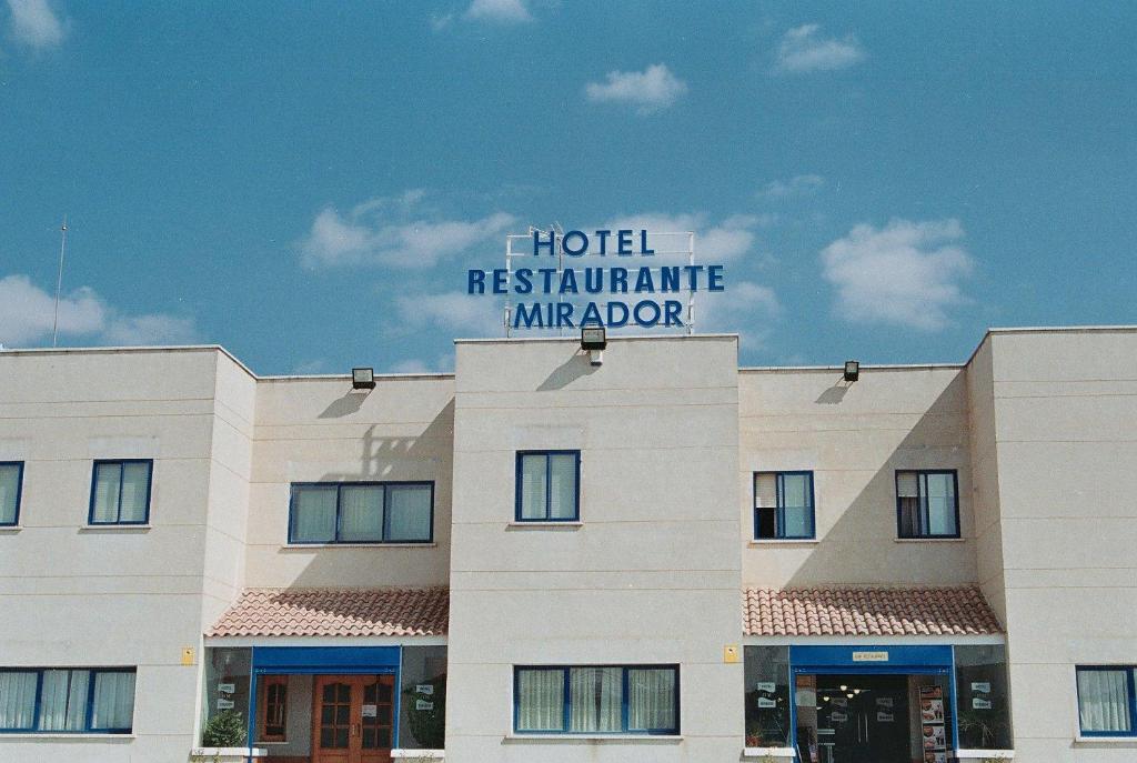 贝利利亚·德·圣安东米拉多尔酒店的上面有标志的建筑