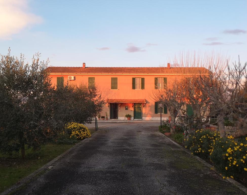 San MicheleEco House San Michele的一座橙色的建筑,前面有一条路