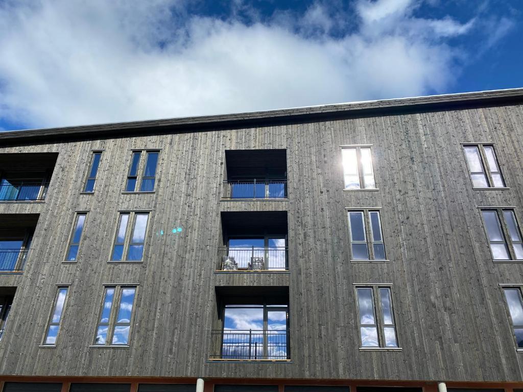 尤坎New apartment, Gausta in Rjukan. Ski in/ ski out的一面设有窗户的砖砌建筑