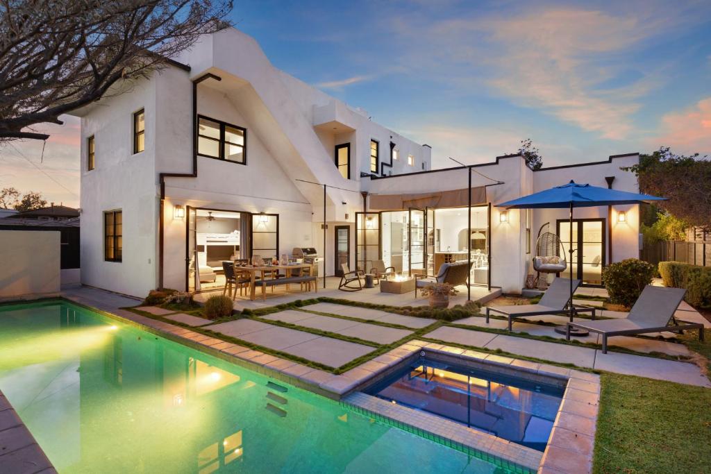 圣地亚哥Vista Del Mar by AvantStay Stunning Spanish Inspired Home w Pool Hot Tub Rooftop Patio的一座房子前面设有游泳池