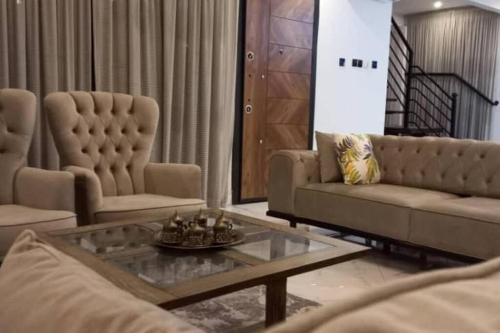 Oko SomboVista Lakeside Villas Akosombo的客厅配有两张沙发和一张咖啡桌