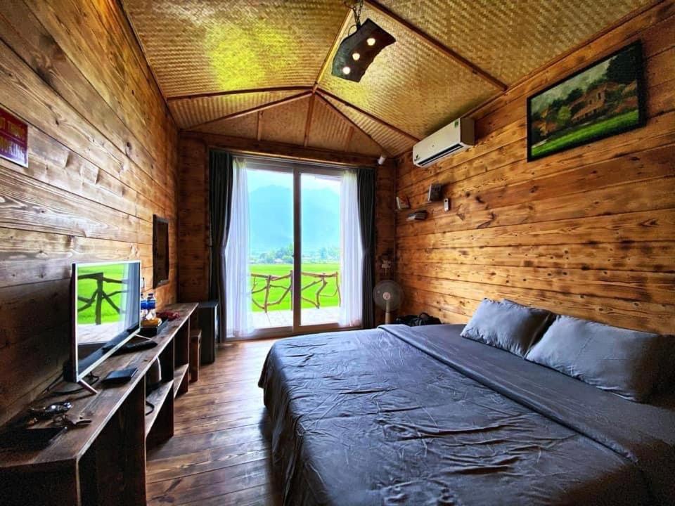 枚州县梅州乡村民宿的一间卧室设有一张大床和一个大窗户