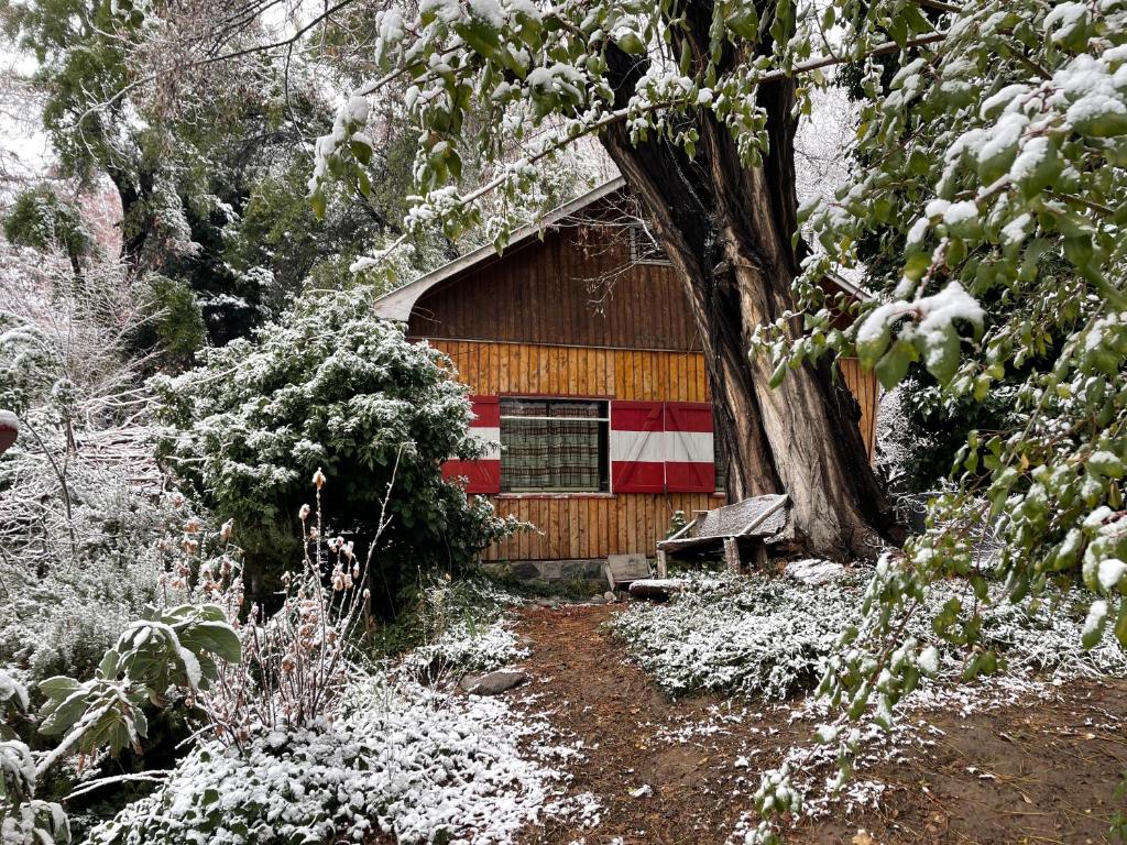 Río BlancoCabaña de montaña estilo alpino con acceso a Río的小木屋上方有红白条纹