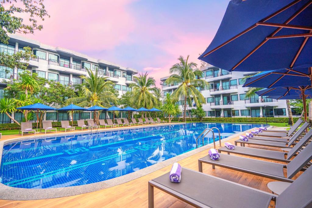 奥南海滩Holiday Style Ao Nang Beach Resort, Krabi的游泳池,带椅子和遮阳伞