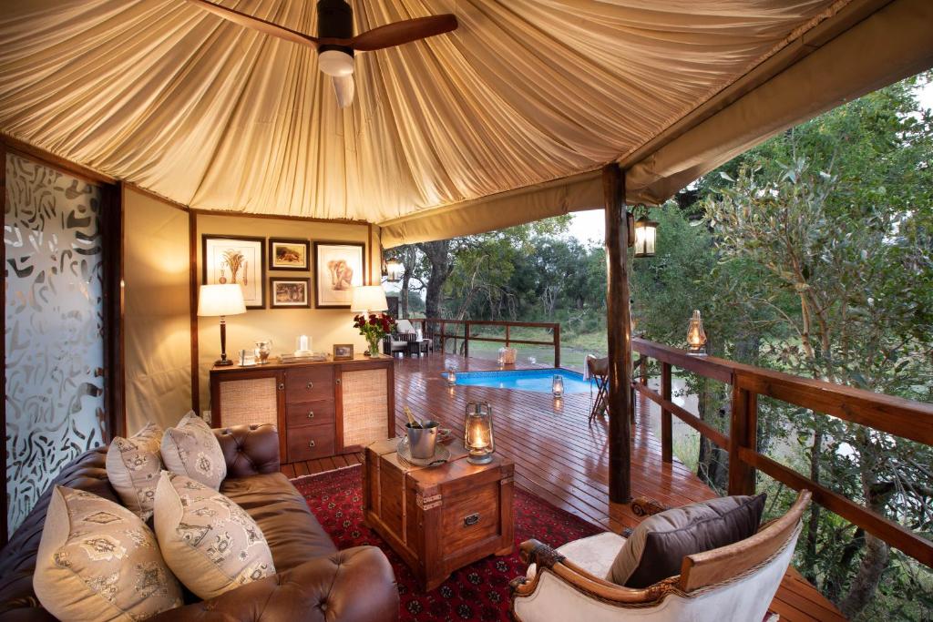 Mluwati Concession 哈米顿帐篷营地 的带沙发和木制甲板的客厅